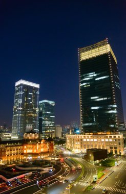 Tokyo İstasyonu gece sahne