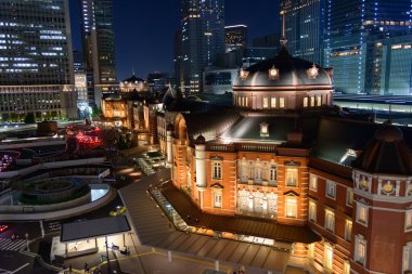 Tokyo İstasyonu gece sahne