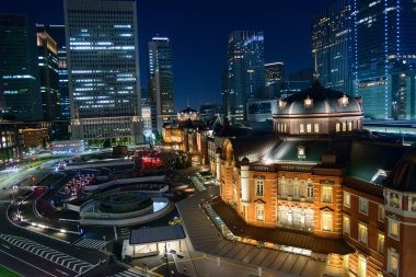 Tokyo İstasyonu gece sahne