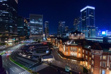Tokyo İstasyonu gece sahne