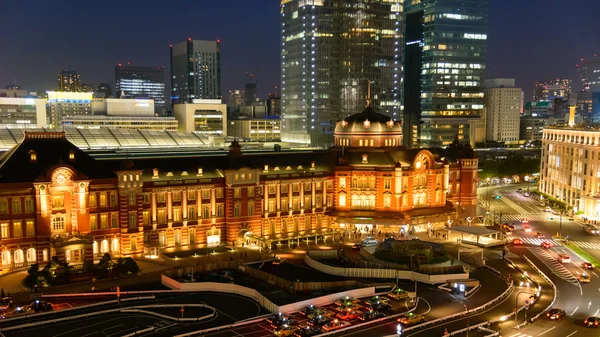 Tokyo İstasyonu gece sahne