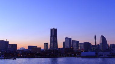 Alacakaranlıkta Minatomirai 21 alanında Yokohama, Japonya