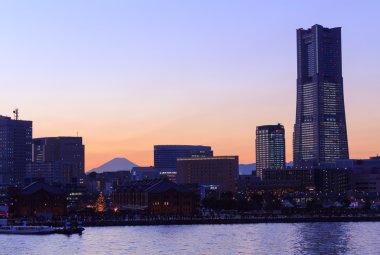 Alacakaranlıkta Minatomirai 21 alanında Yokohama, Japonya