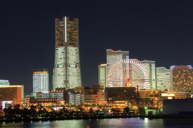 Japonya 'nın Yokohama şehrinde gece yarısı Minatomirai 21.