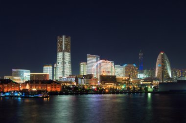 Japonya 'nın Yokohama şehrinde gece yarısı Minatomirai 21.