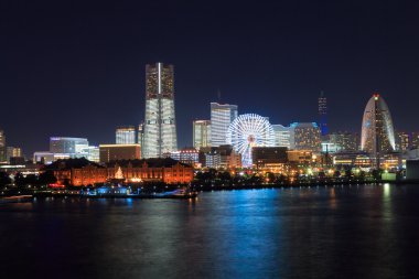 Japonya 'nın Yokohama şehrinde gece yarısı Minatomirai 21.