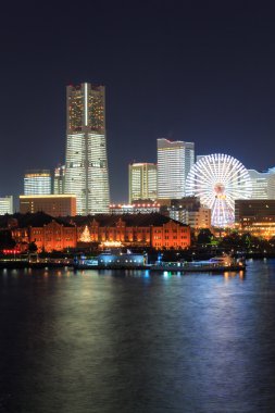 Japonya 'nın Yokohama şehrinde gece yarısı Minatomirai 21.