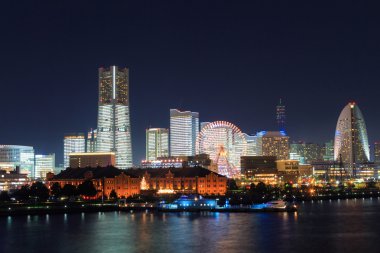 Japonya 'nın Yokohama şehrinde gece yarısı Minatomirai 21.