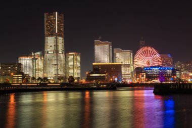 Japonya 'nın Yokohama şehrinde gece yarısı Minatomirai 21.