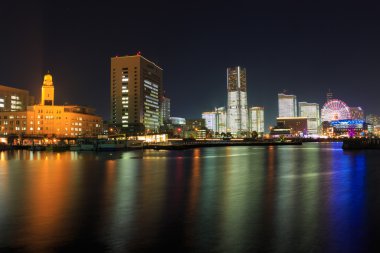 Japonya 'nın Yokohama şehrinde gece yarısı Minatomirai 21.