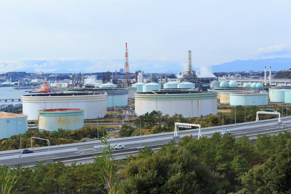 Fabrieken in de industriële regio Keihin in Yokohama, Kanagawa, Japan — Stockfoto
