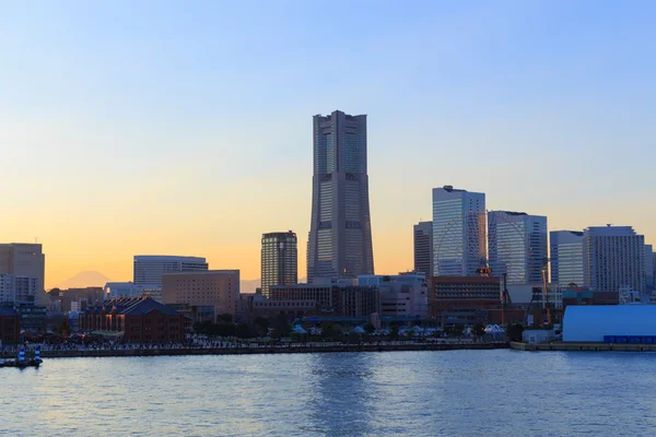 Minatomirai 21 area al crepuscolo a Yokohama, Giappone — Foto Stock