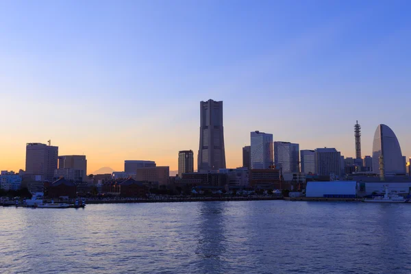 MinatoMirai 21 område i skymningen i Yokohama, Japan — Stockfoto