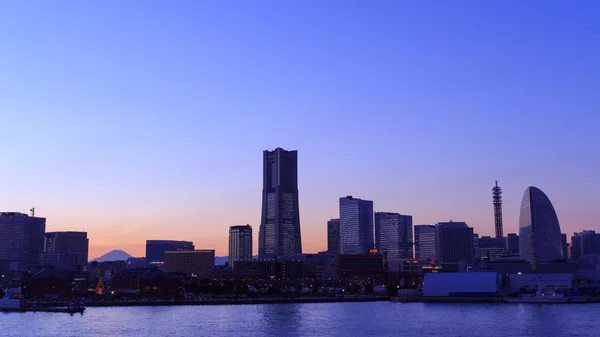 MinatoMirai 21 område i skymningen i Yokohama, Japan — Stockfoto