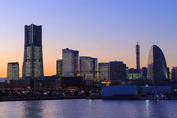 MinatoMirai 21 område i skymningen i Yokohama, Japan — Stockfoto