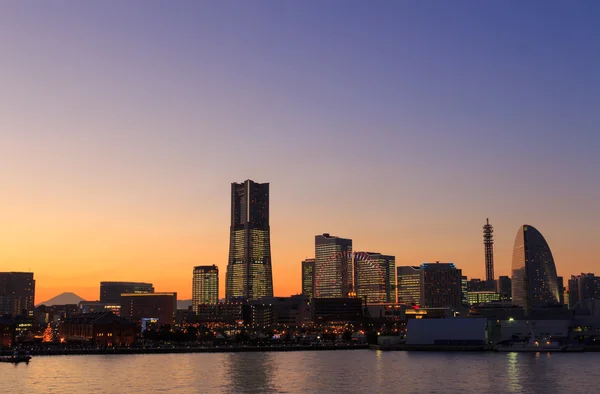 Minatomirai 21 area al crepuscolo a Yokohama, Giappone — Foto Stock