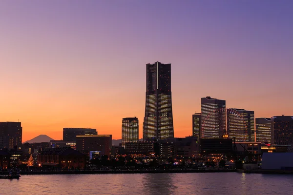 MinatoMirai 21 område i skymningen i Yokohama, Japan — Stockfoto