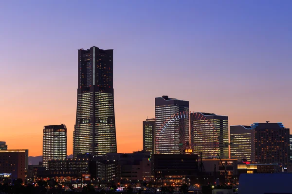 Minatomirai 21 área en el crepúsculo en Yokohama, Japón — Foto de Stock