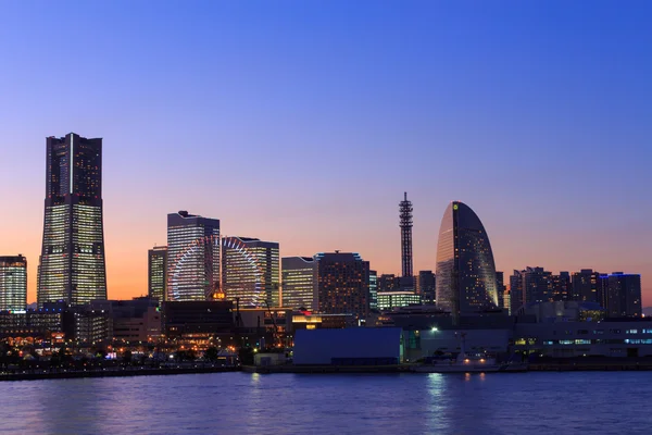 Minatomirai 21 área no crepúsculo em Yokohama, Japão — Fotografia de Stock