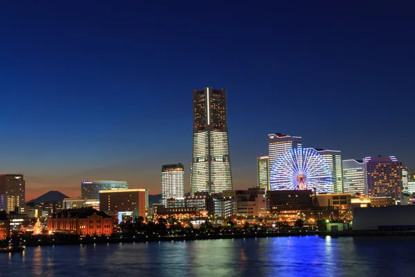 Minatomirai 21 área no crepúsculo em Yokohama, Japão — Fotografia de Stock