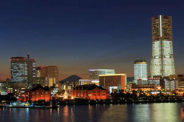 Minatomirai 21 Bereich in der Dämmerung in Yokohama, Japan — Stockfoto