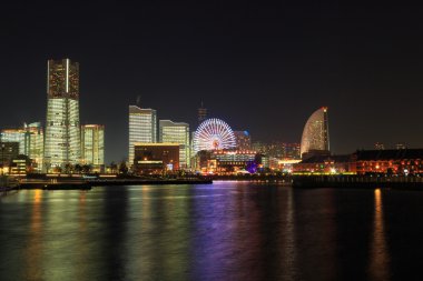 Japonya 'nın Yokohama şehrinde gece yarısı Minatomirai 21.