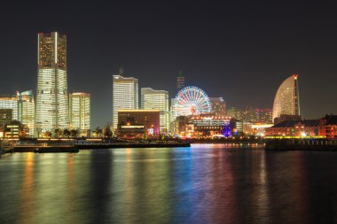Japonya 'nın Yokohama şehrinde gece yarısı Minatomirai 21.