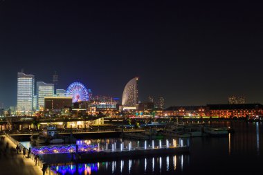 Japonya 'nın Yokohama şehrinde gece yarısı Minatomirai 21.