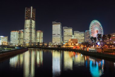 Japonya 'nın Yokohama şehrinde gece yarısı Minatomirai 21.