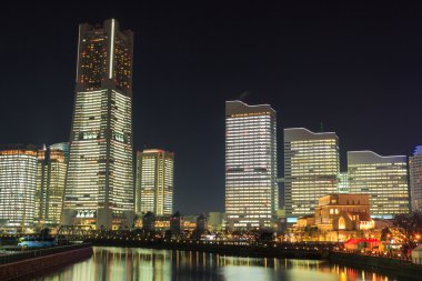 Japonya 'nın Yokohama şehrinde gece yarısı Minatomirai 21.