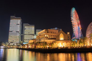 Japonya 'nın Yokohama şehrinde gece yarısı Minatomirai 21.