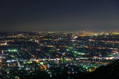 Atsugi ve Ebina şehirlerinin gece sahne