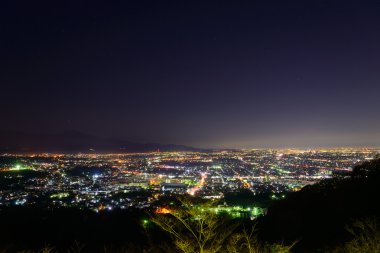 Atsugi ve Ebina şehirlerinin gece sahne