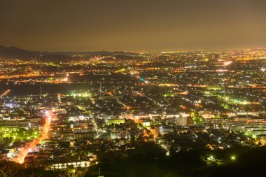 Atsugi ve Ebina şehirlerinin gece sahne