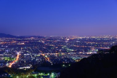 Atsugi ve Ebina şehirlerinin gece sahne