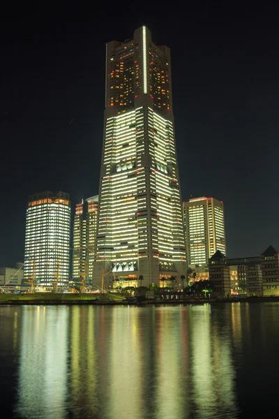 Japonya 'nın Yokohama şehrinde gece yarısı Minatomirai 21. — Stok fotoğraf