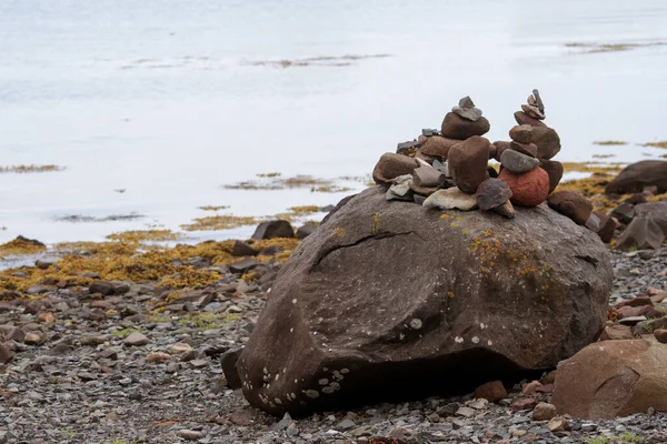 在Gransd Manan一个岩石海滩上的一块巨石上的一堆石头 — 图库照片