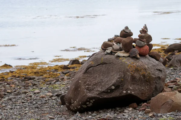 Ein Steinhaufen Auf Einem Felsbrocken Einem Felsstrand Gransd Manan — Stockfoto