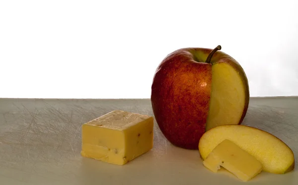 Apfel und Käse mit Scheiben 55 — Stockfoto