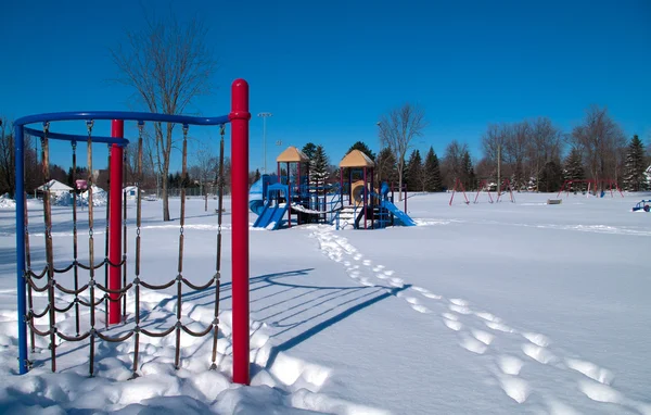 Attrezzature per parchi giochi in inverno — Foto Stock