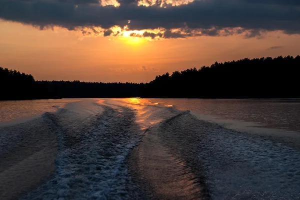 Boot Wake bij zonsondergang — Stockfoto