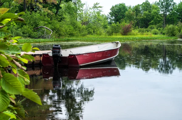 Bir iskelede sandal bağladı