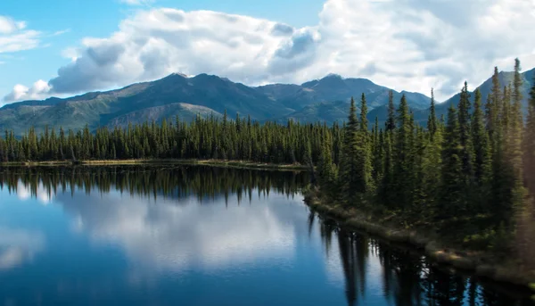 Lago e catena montuosa — Foto Stock