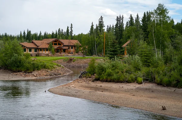 Log Home along the river — ストック写真