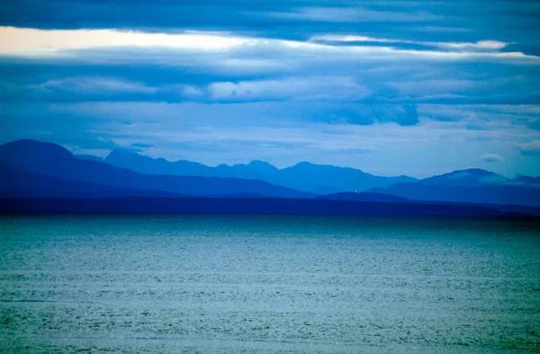 Alaskan kust bij avondschemering — Stockfoto