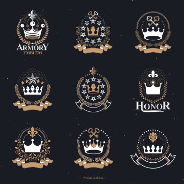Kraliyet Taç amblemleri yerleştirildi. Arms dekoratif logoları Heraldic Coat izole edilmiş vektör çizimleri koleksiyonu.