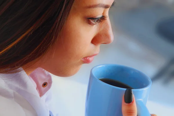 Pausa para el café (Hermosa mujer disfrutando en una taza de café ) — Foto de Stock
