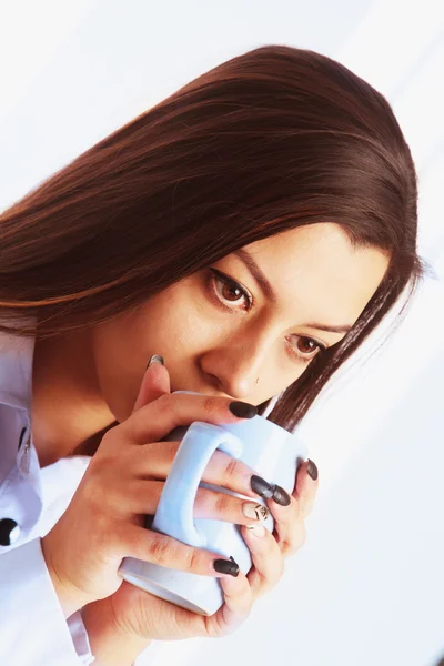 Pausa para el café (Hermosa mujer de negocios disfrutando en una taza de café ) — Foto de Stock