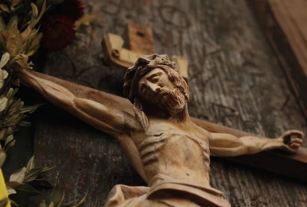 Jesus Cristo crucificado (uma antiga escultura de madeira ) — Fotografia de Stock