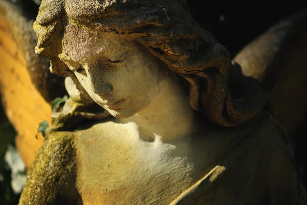 Zlatý anděl na slunci (starožitná socha) — Stock fotografie